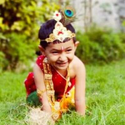 हाथ माखन होठ बंशी से सजाया आपने।