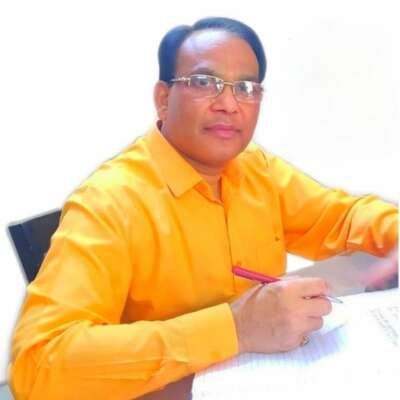 खेलता ख़ुद आग से है