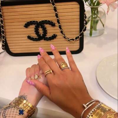 अमीर घरों की गरीब औरतें