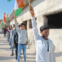 तिरंगा लहराता हुआ झंडा अपना अभिमान है।