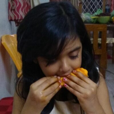 मिष्ठी का प्यारा आम