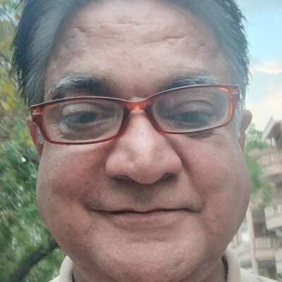 धनिकों के आगे फेल