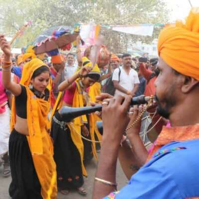 तू छीनती है गरीब का निवाला, मैं जल जंगल जमीन का सच्चा रखवाला,