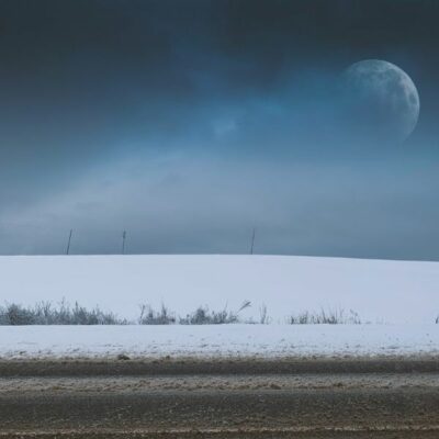 सुस्त हवाओं की उदासी, दिल को भारी कर जाती है।